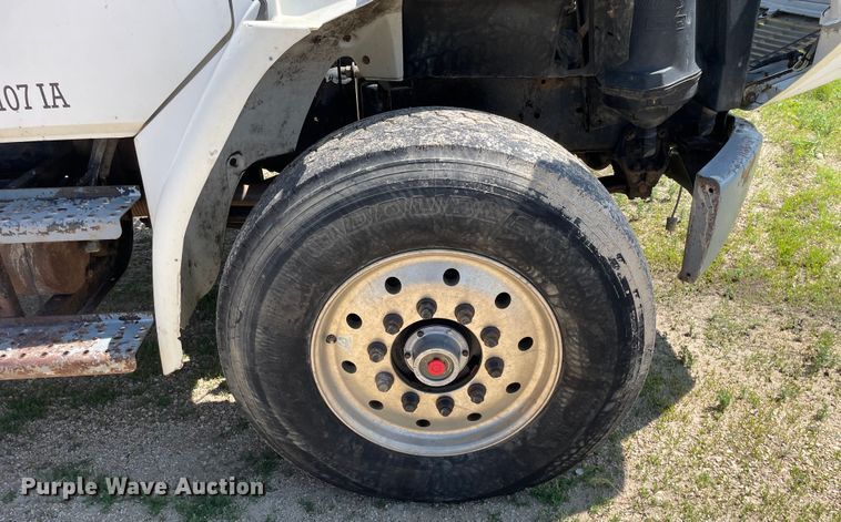 image for item OG9979 2000 Freightliner  FL80 roll-off container truck