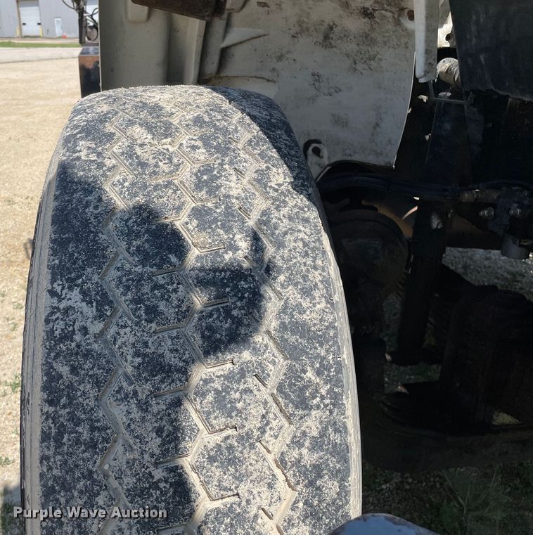 image for item OG9979 2000 Freightliner  FL80 roll-off container truck