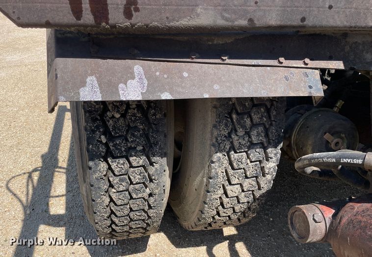 image for item OG9979 2000 Freightliner  FL80 roll-off container truck