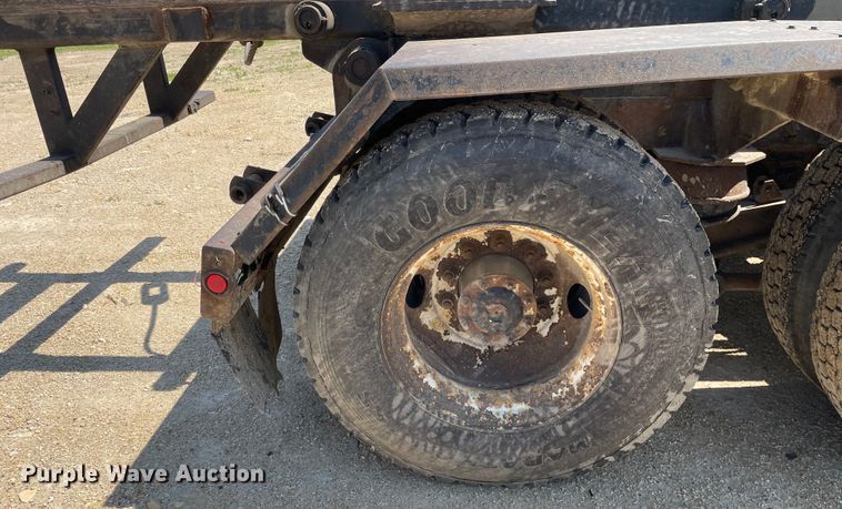 image for item OG9979 2000 Freightliner  FL80 roll-off container truck