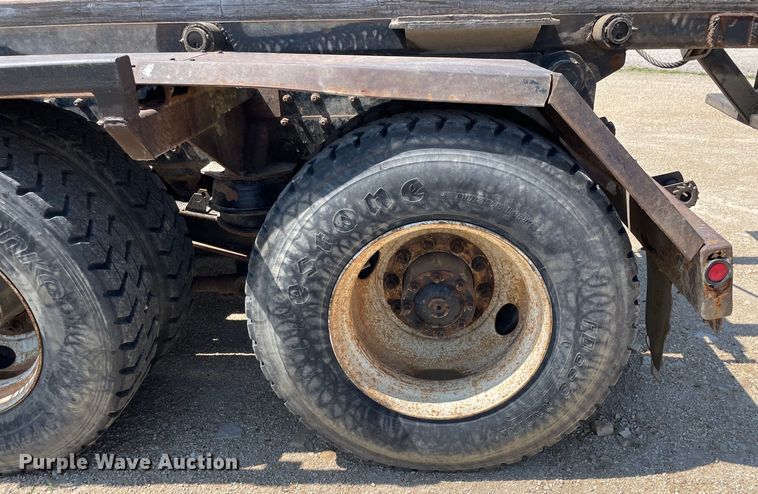 image for item OG9979 2000 Freightliner  FL80 roll-off container truck