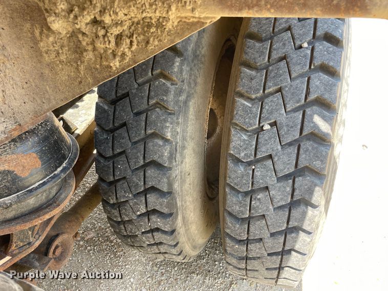 image for item OG9979 2000 Freightliner  FL80 roll-off container truck