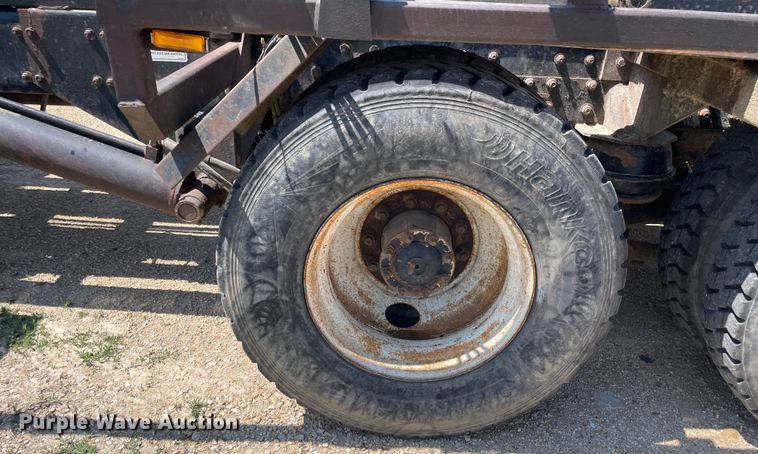 image for item OG9979 2000 Freightliner  FL80 roll-off container truck