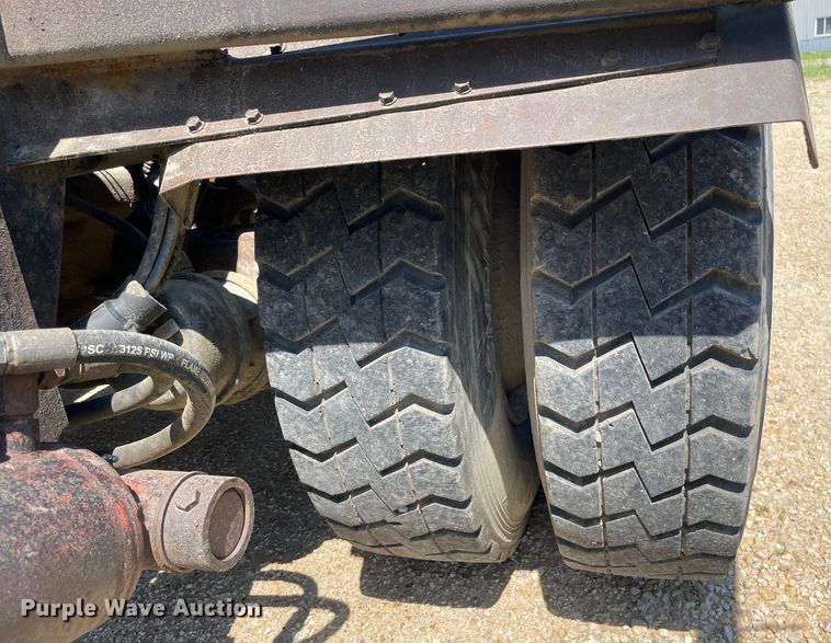 image for item OG9979 2000 Freightliner  FL80 roll-off container truck