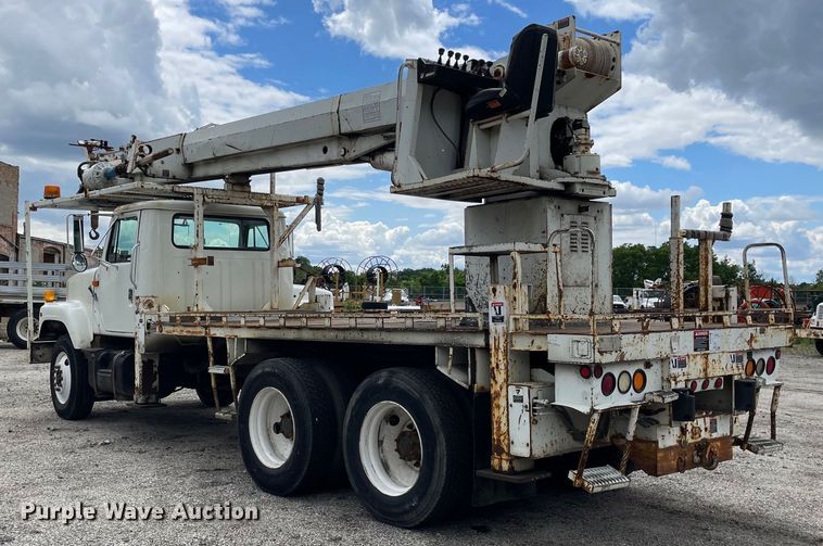 image for item OG9986 1998 International  2554 digger derrick truck