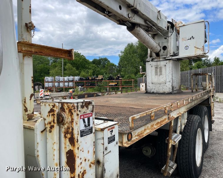 image for item OG9986 1998 International  2554 digger derrick truck