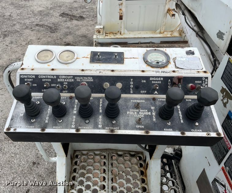 image for item OG9986 1998 International  2554 digger derrick truck