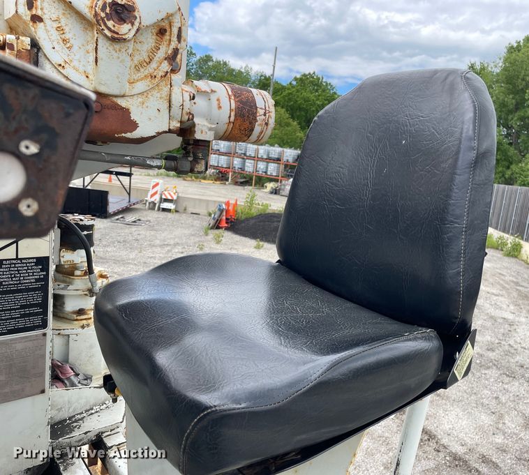 image for item OG9986 1998 International  2554 digger derrick truck