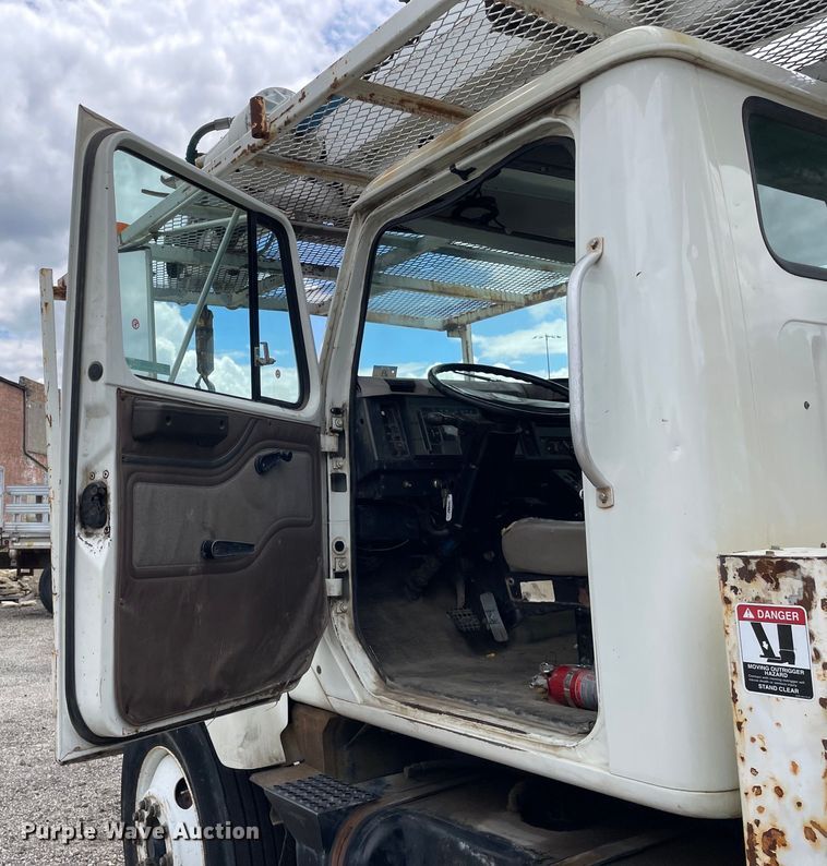 image for item OG9986 1998 International  2554 digger derrick truck