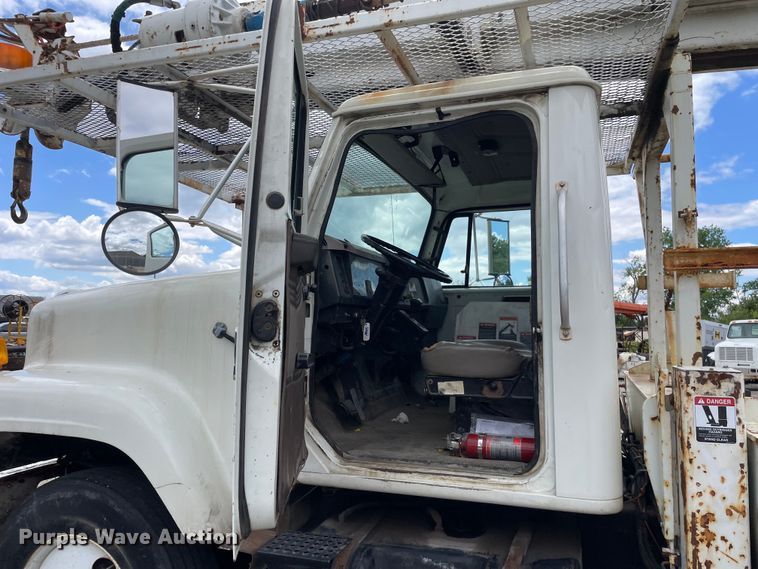 image for item OG9986 1998 International  2554 digger derrick truck