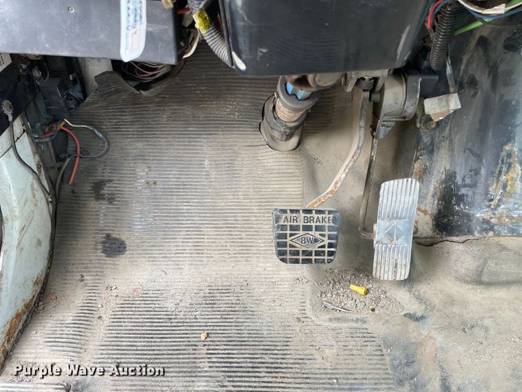 image for item OG9986 1998 International  2554 digger derrick truck