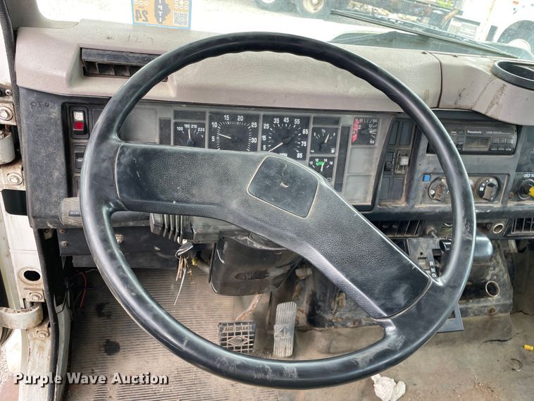 image for item OG9986 1998 International  2554 digger derrick truck