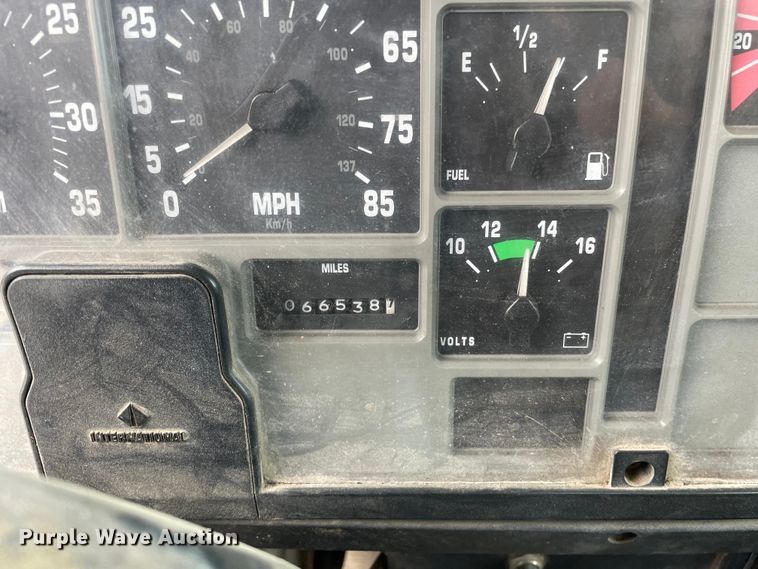 image for item OG9986 1998 International  2554 digger derrick truck