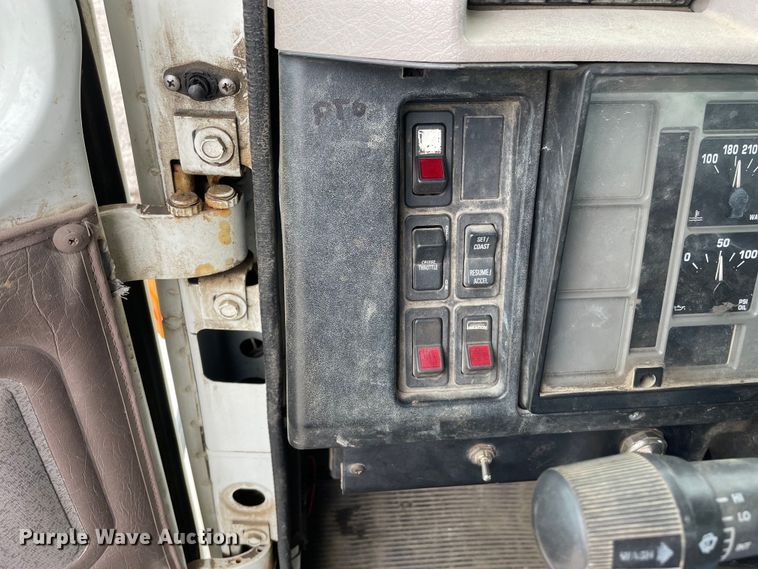 image for item OG9986 1998 International  2554 digger derrick truck