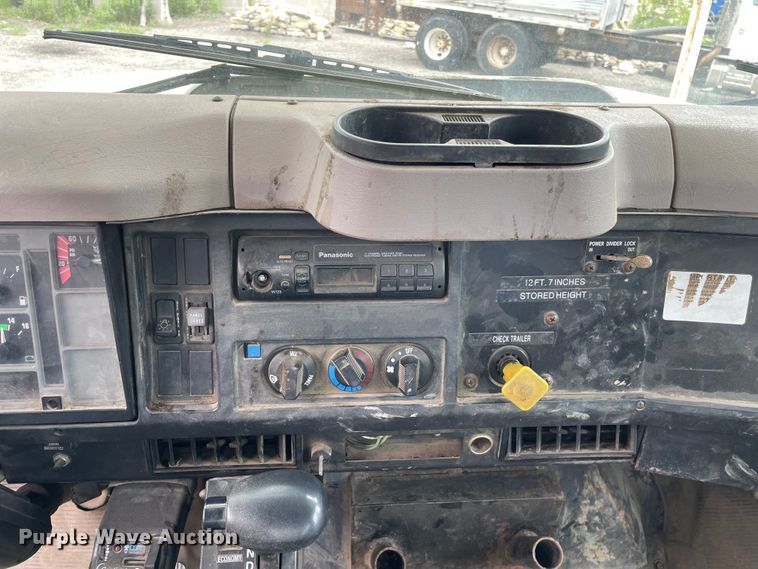 image for item OG9986 1998 International  2554 digger derrick truck