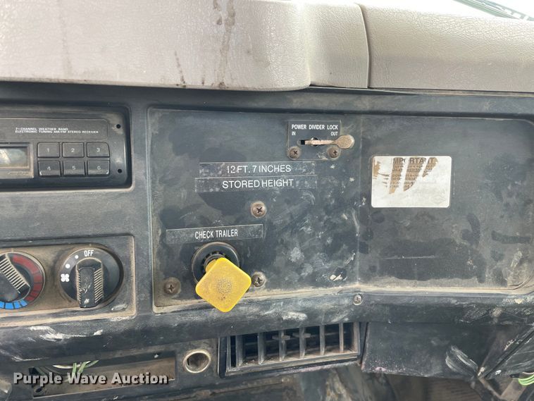 image for item OG9986 1998 International  2554 digger derrick truck