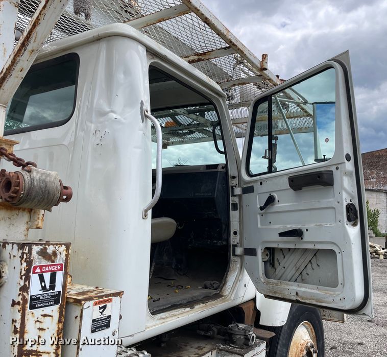 image for item OG9986 1998 International  2554 digger derrick truck