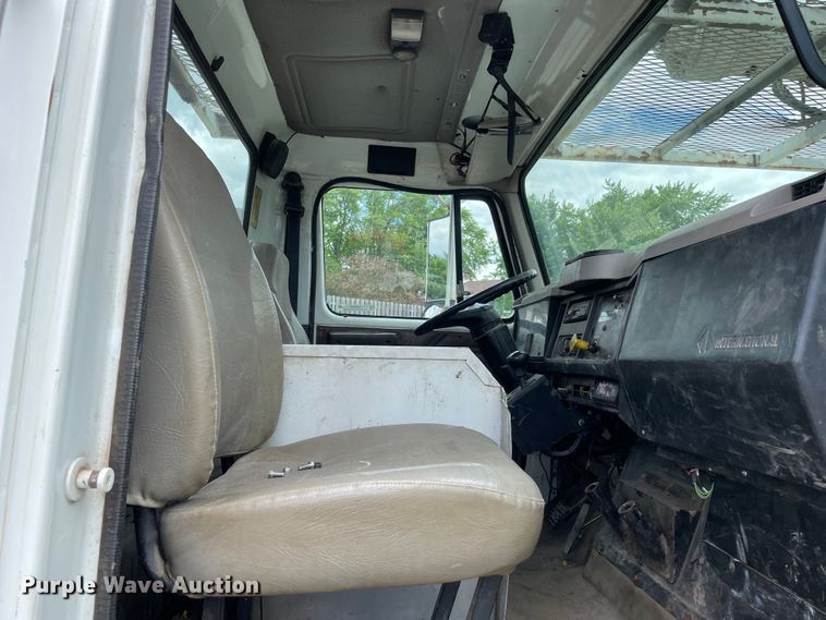 image for item OG9986 1998 International  2554 digger derrick truck