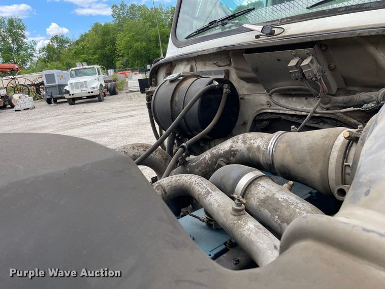 image for item OG9986 1998 International  2554 digger derrick truck