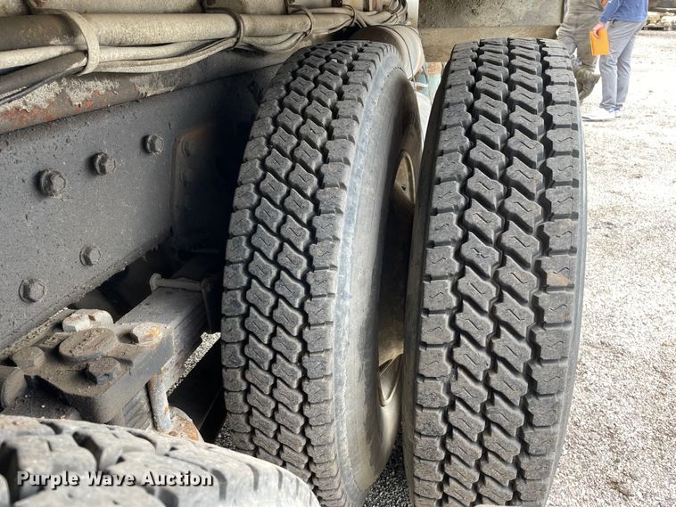 image for item OG9986 1998 International  2554 digger derrick truck