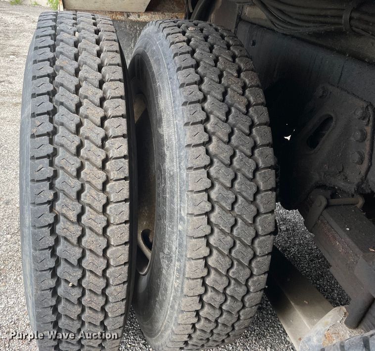 image for item OG9986 1998 International  2554 digger derrick truck