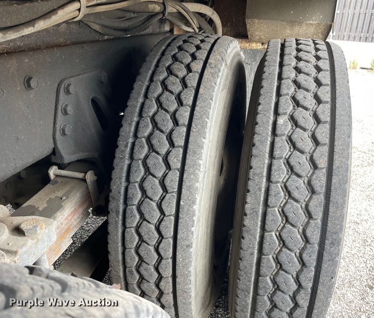 image for item OG9986 1998 International  2554 digger derrick truck