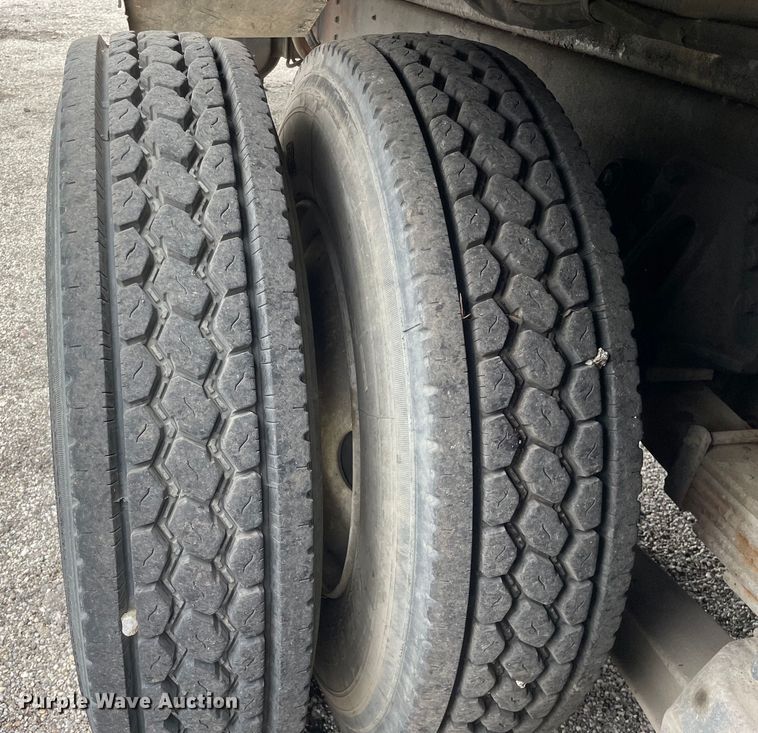 image for item OG9986 1998 International  2554 digger derrick truck