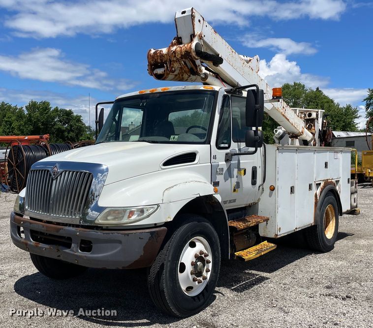 image for item OG9987 2004 International  4300 bucket truck