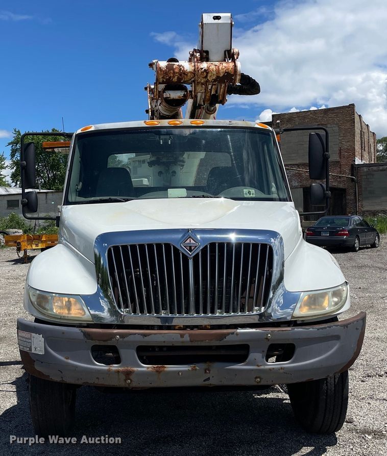 image for item OG9987 2004 International  4300 bucket truck