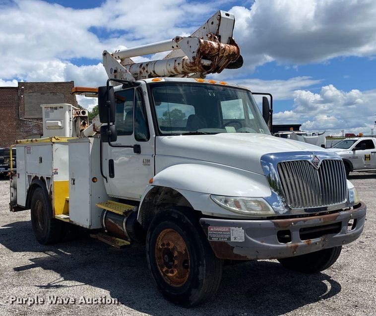 image for item OG9987 2004 International  4300 bucket truck