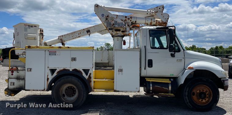 image for item OG9987 2004 International  4300 bucket truck