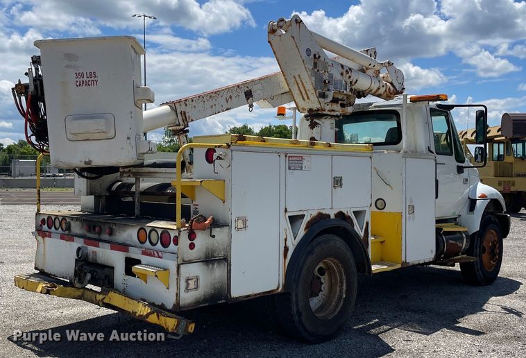 image for item OG9987 2004 International  4300 bucket truck