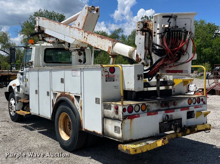 image for item OG9987 2004 International  4300 bucket truck