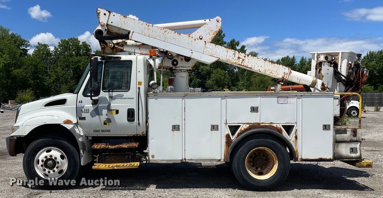image for item OG9987 2004 International  4300 bucket truck