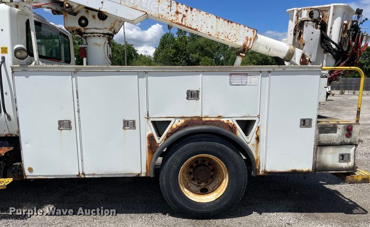 image for item OG9987 2004 International  4300 bucket truck