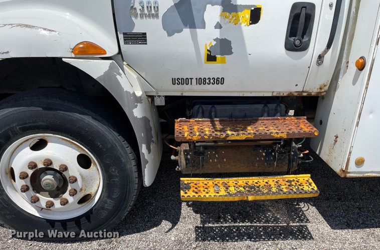 image for item OG9987 2004 International  4300 bucket truck