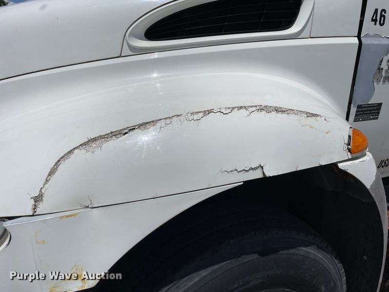 image for item OG9987 2004 International  4300 bucket truck