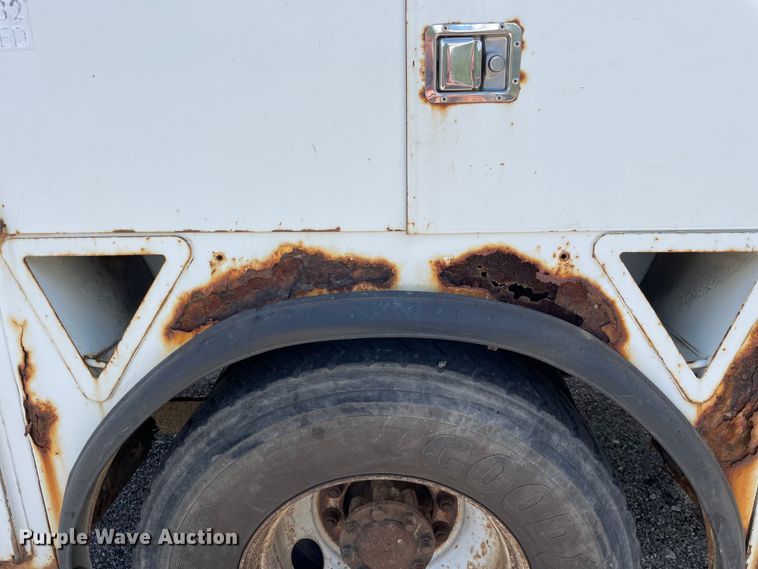 image for item OG9987 2004 International  4300 bucket truck