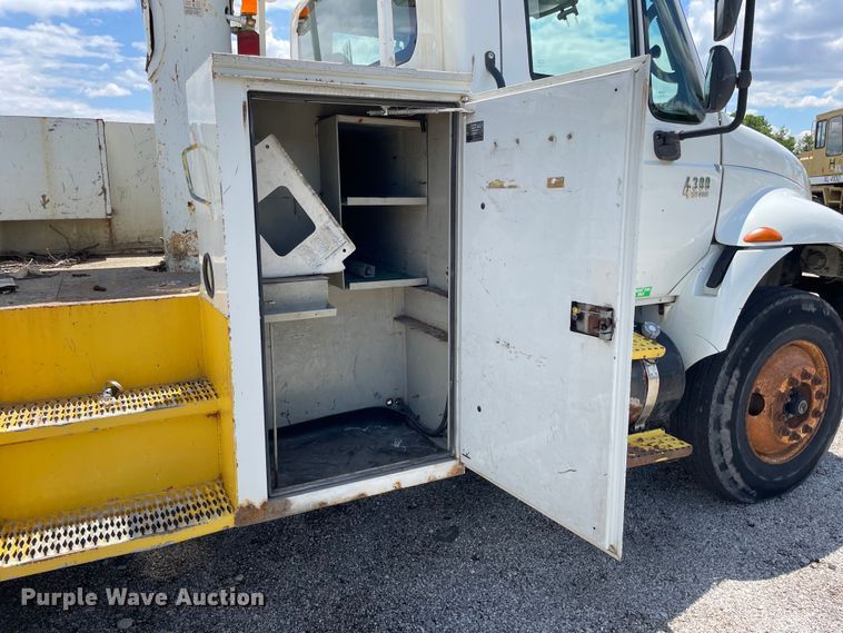 image for item OG9987 2004 International  4300 bucket truck