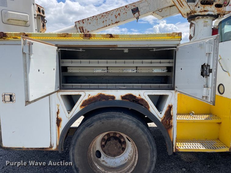 image for item OG9987 2004 International  4300 bucket truck