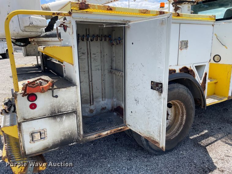 image for item OG9987 2004 International  4300 bucket truck