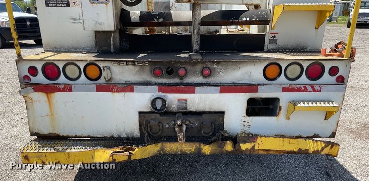 image for item OG9987 2004 International  4300 bucket truck