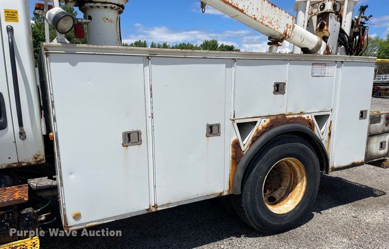 image for item OG9987 2004 International  4300 bucket truck