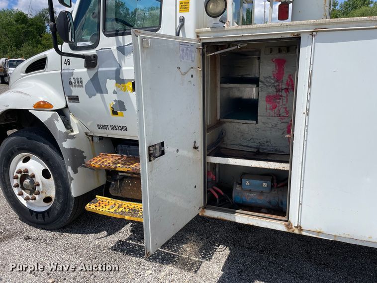 image for item OG9987 2004 International  4300 bucket truck