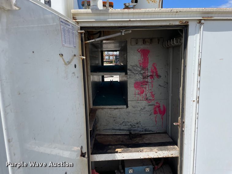 image for item OG9987 2004 International  4300 bucket truck