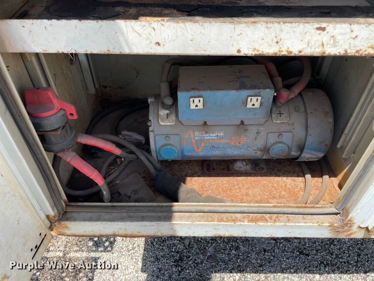 image for item OG9987 2004 International  4300 bucket truck