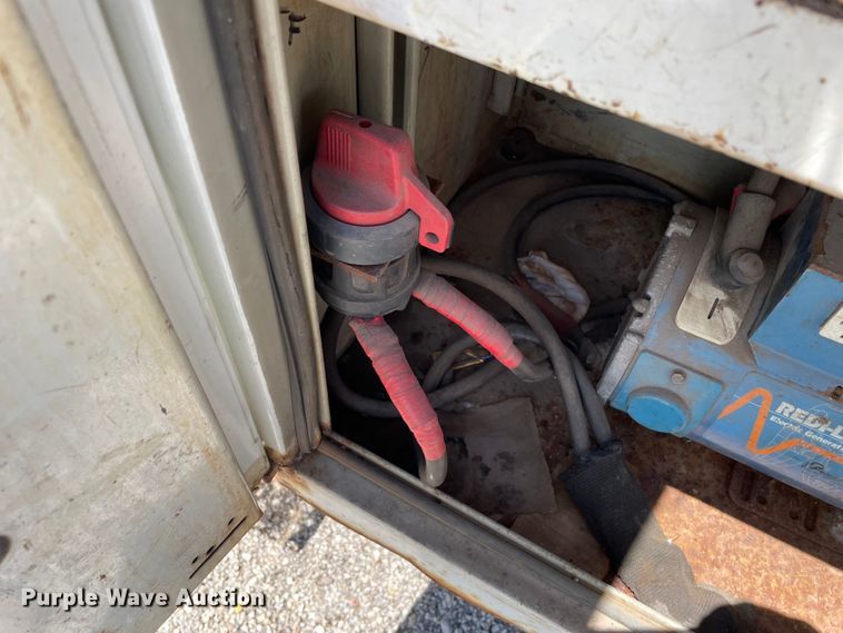 image for item OG9987 2004 International  4300 bucket truck