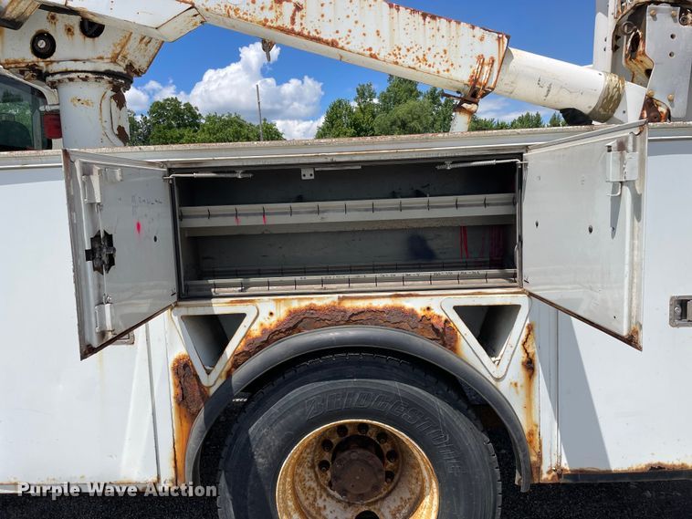 image for item OG9987 2004 International  4300 bucket truck