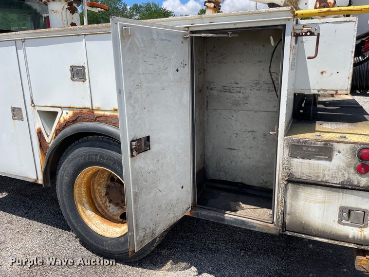 image for item OG9987 2004 International  4300 bucket truck