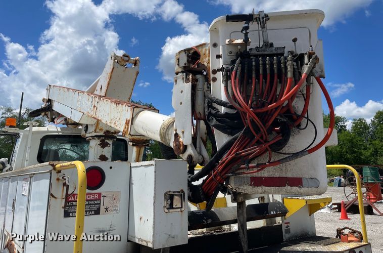 image for item OG9987 2004 International  4300 bucket truck